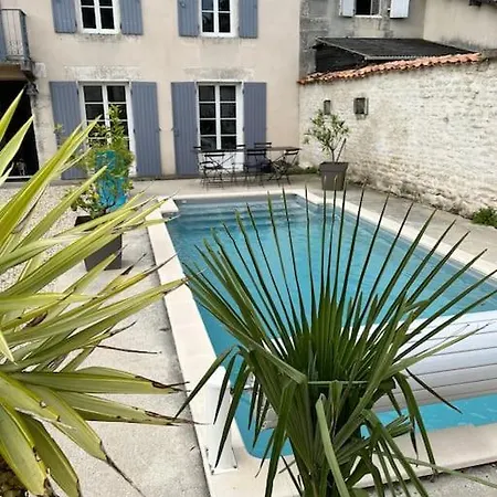 La Grange A Rosy Holiday home *